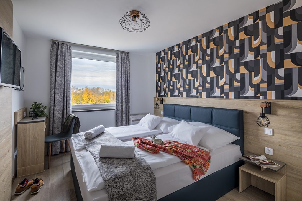 Standard szoba dupla ággyal Második emeleti, franciaágyas szobánk tökéletes egyedül utazóknak, pároknak. 180×200 cm-es boxspring ágy, zuhanyzós fürdőszoba.