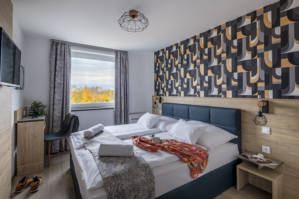 Standard szoba dupla ággyal Második emeleti, franciaágyas szobánk tökéletes egyedül utazóknak, pároknak. 180×200 cm-es boxspring ágy, zuhanyzós fürdőszoba.