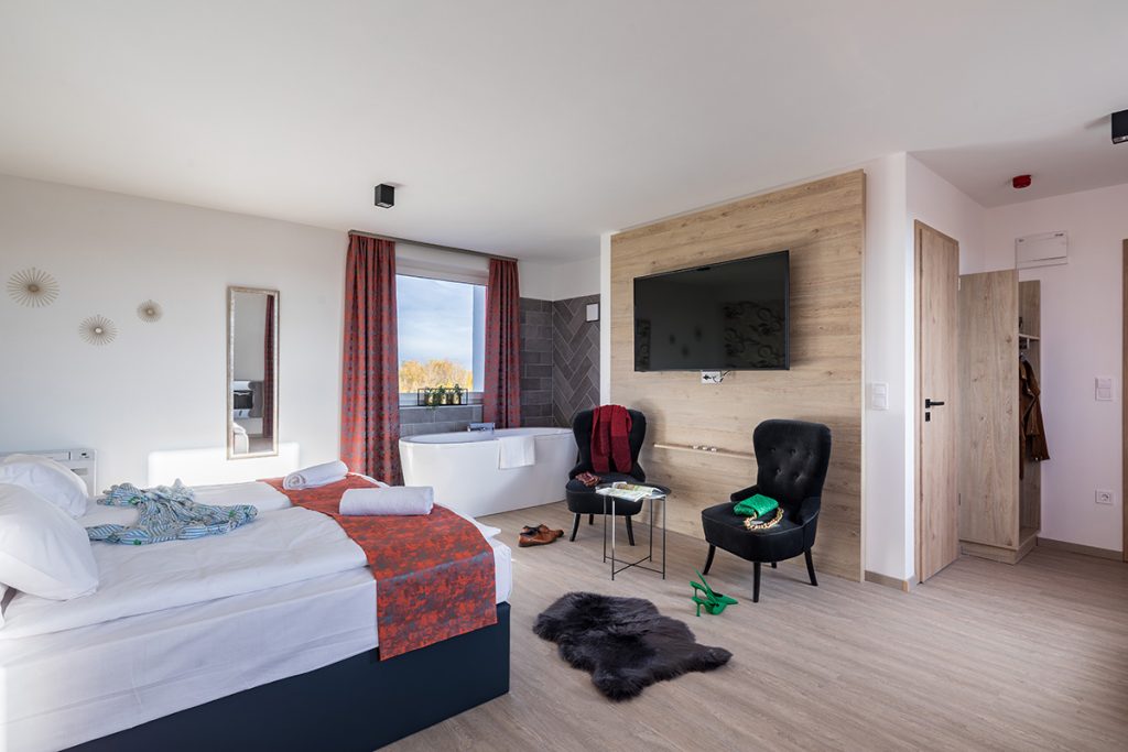 Minden kényelemmel ellátott tágas lakosztályunk igazi paradicsom a szerelmespároknak. Feltöltött hűtővel, design káddal, kandallóval várja vendégeit. 2 fő részére ajánljuk,