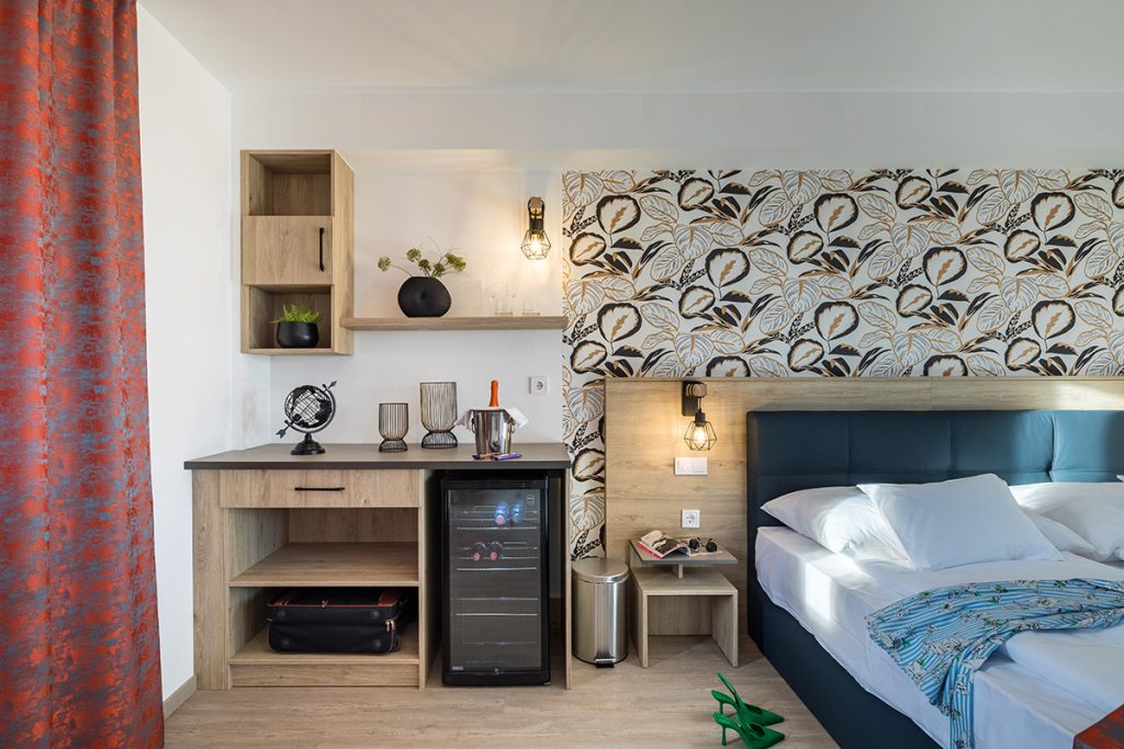 SUITĂ HONEY WEEK Apartamentul nostru spațios, care oferă tot confortul, este un paradis pentru cuplurile îndrăgostite. Acesta își așteaptă oaspeții un frigider complet utilat, o vană de designer și un șemineu