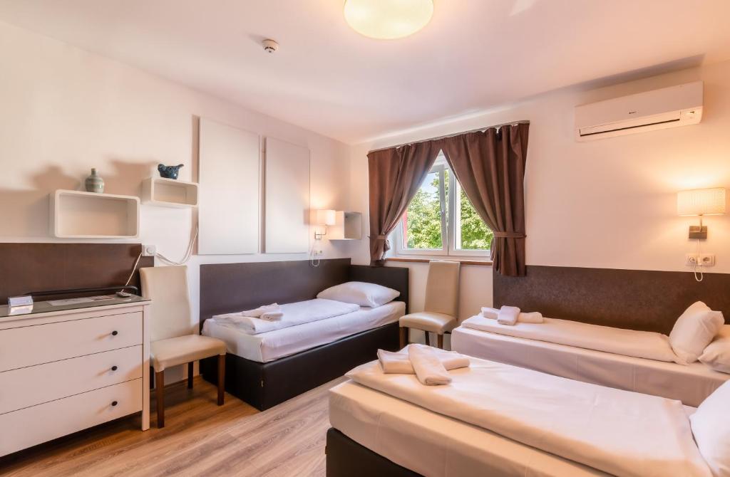 TRIPLE ROOM Our triple room with private bathroom is suitable for families. Comfortable accommodation for three people, equipped with 1 double bed (180×200 cm) and a single box spring bed (90×200 cm).