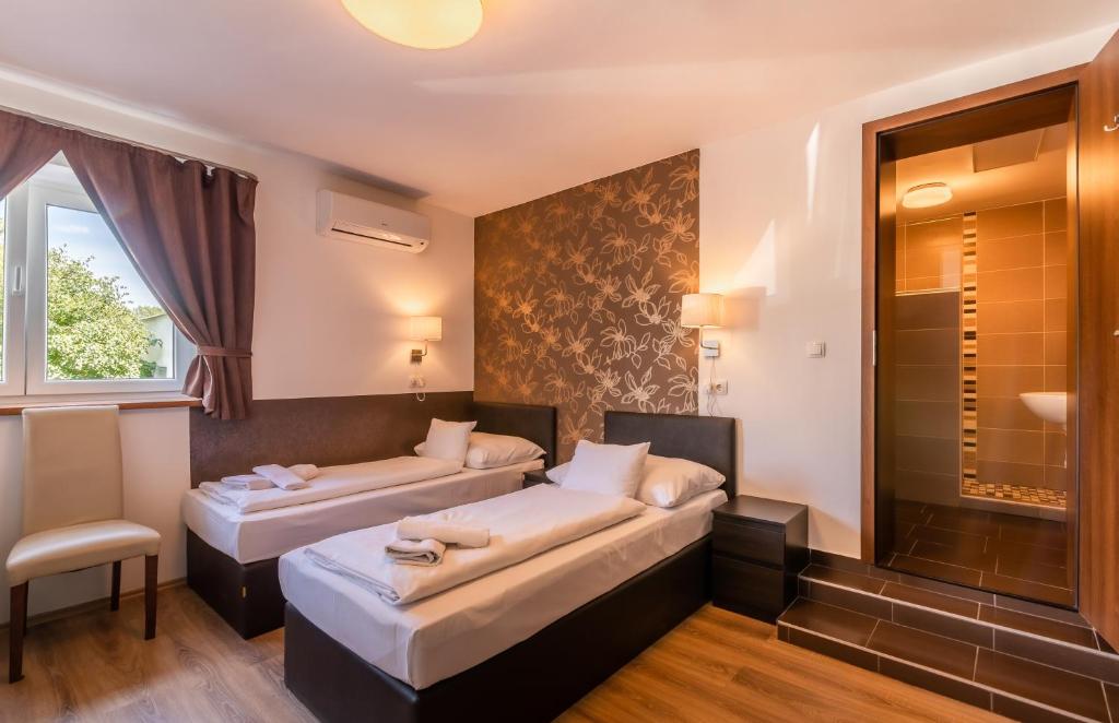 3 ágyas szoba egy dupla ággyal és egy egyszemélyes ággyal Hegyeshalom